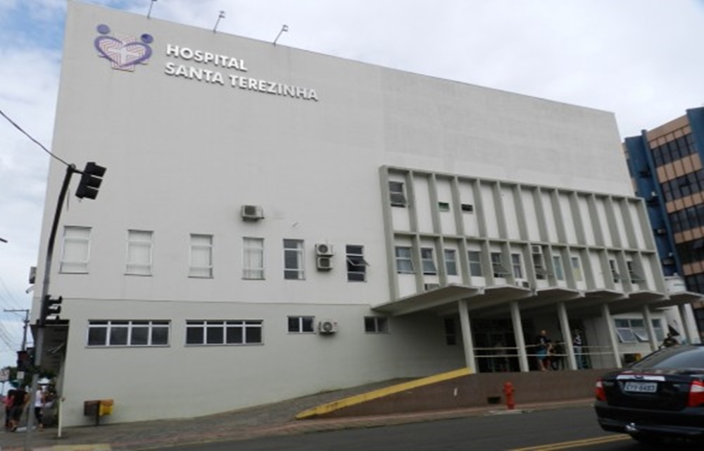 Ir para  <p>Os m&eacute;dicos que prestam servi&ccedil;os no Hospital Santa Terezinha de Erechim, nas &aacute;reas de cirurgias eletivas e consultas, est&atilde;o paralisados desde as primeiras horas da manh&atilde; de...